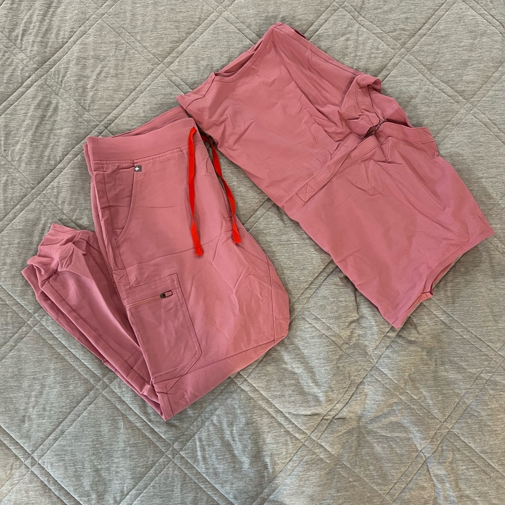 Figs Chalk Pink scrub set with Red Drawstring